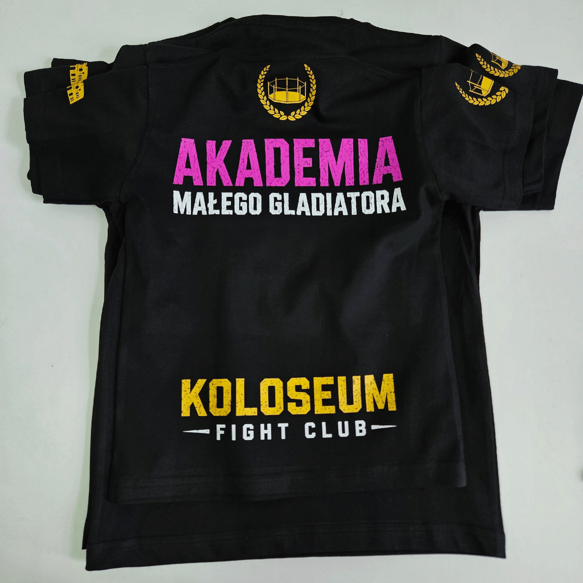 Czarna koszulka z kolorowym nadrukiem Akademia Małego Gladiatora Koloseum Fight Club